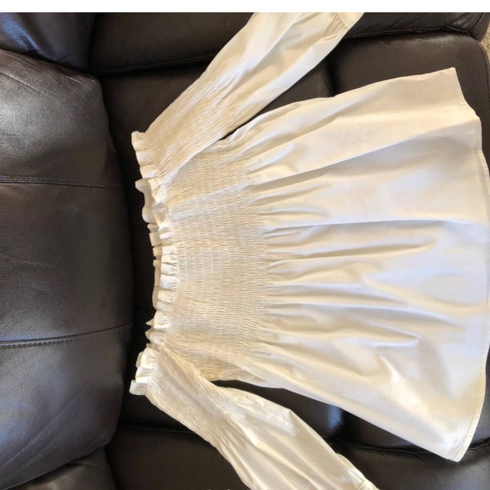 Forever 21 white off shoulder full sleeve top.
